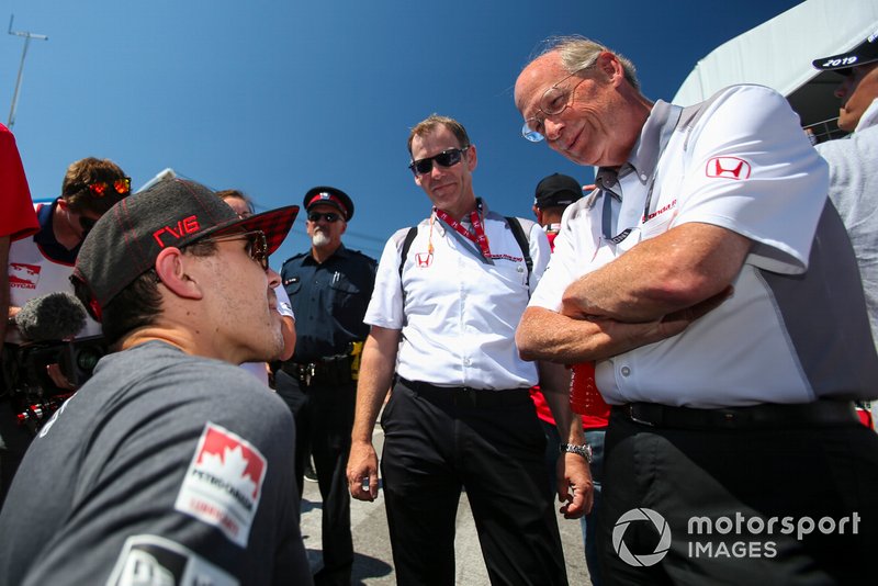 Il pilota Honda Robert Wickens, che guiderà la Arrow Acura NSX, nel pre-gara, con T.E. McHale, American Honda Motorsports Manager