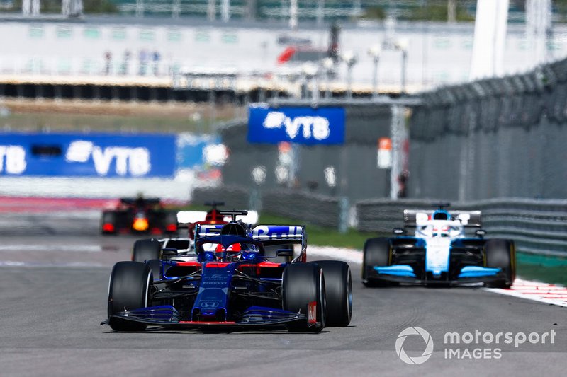 Daniil Kvyat, Toro Rosso STR14, precede George Russell, Williams Racing FW42