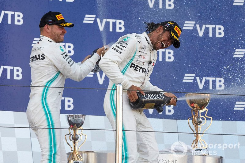 Valtteri Bottas, Mercedes AMG F1, secondo classificato, e Lewis Hamilton, Mercedes AMG F1, primo classificato, festeggiano con lo Champagne sul podio