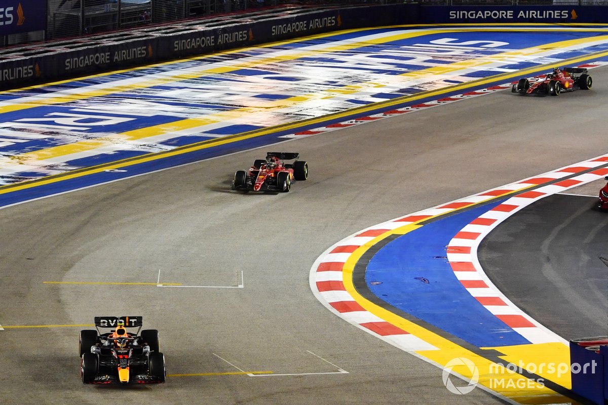 Sergio Perez, Red Bull Racing RB18, Charles Leclerc, Ferrari F1-75, Carlos Sainz, Ferrari F1-75
