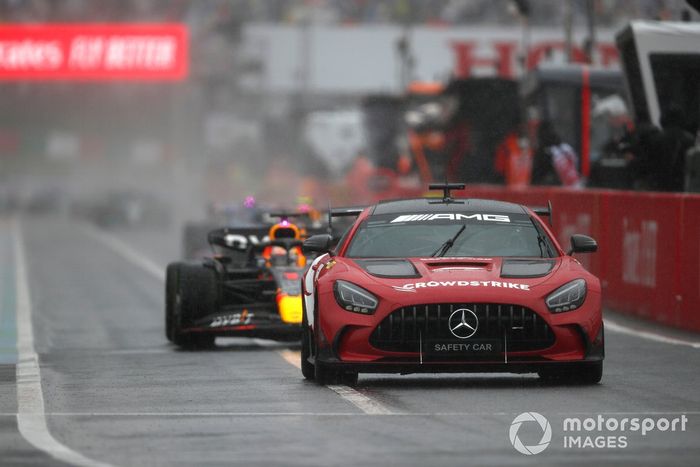 El Safety Car y Max Verstappen, Red Bull Racing RB18