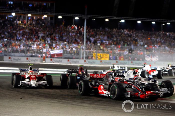 Heikki Kovalainen, McLaren MP4-23, devance Robert Kubica, Sauber F1.08, Sebastian Vettel, Toro Rosso STR03, Timo Glock, Toyota TF108, et le reste du peloton au départ