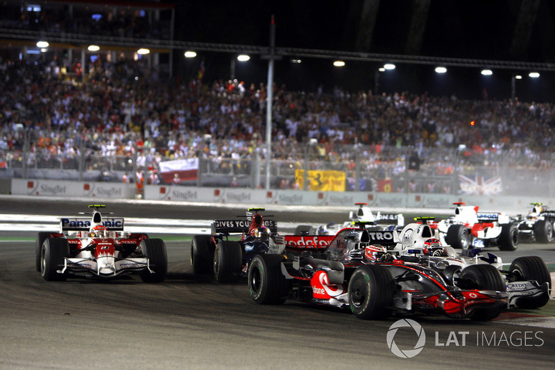 Heikki Kovalainen, McLaren MP4-23, devance Robert Kubica, Sauber F1.08, Sebastian Vettel, Toro Rosso STR03, Timo Glock, Toyota TF108, et le reste du peloton au départ