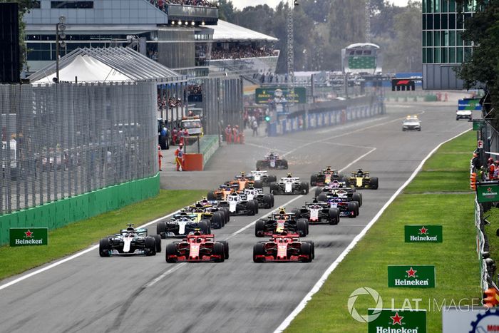 Sebastian Vettel, Ferrari SF71H y Kimi Raikkonen, Ferrari SF71H lideran al inicio de la carrera