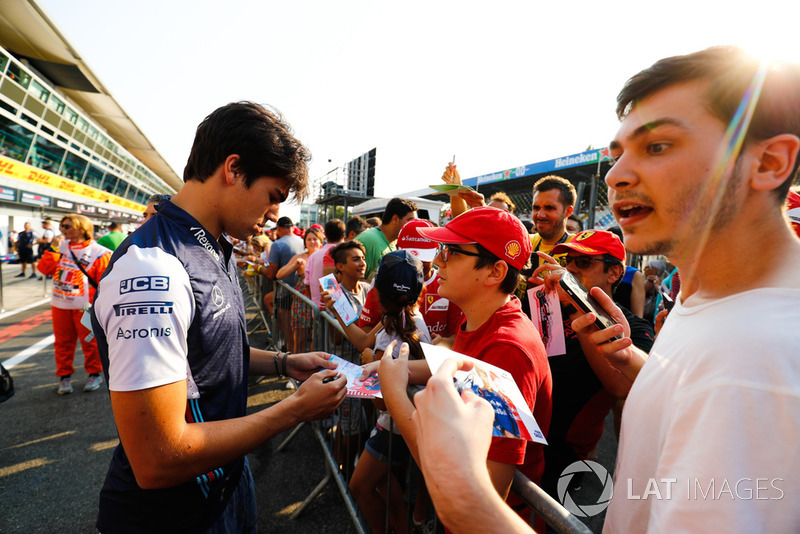 Lance Stroll, Williams Martini Racing, con aficionados