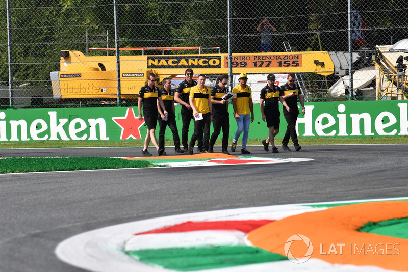 Carlos Sainz Jr., Renault Sport F1 Team parcourt la piste à pied