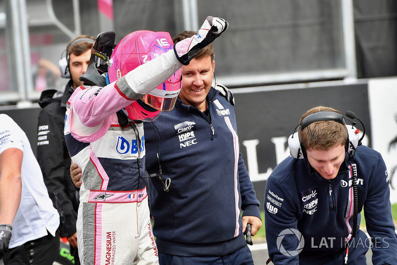 Esteban Ocon, Racing Point Force India F1 Team, festeggia nel parco chiuso