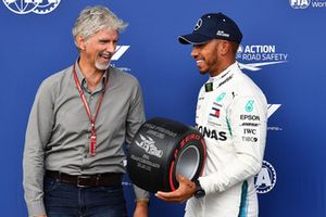 Damon Hill, Sky TV consegna il Pirelli Pole Position Award a Lewis Hamilton, Mercedes AMG F1, nel parco chiuso