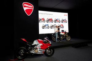 Claudio Domenicali, AD Ducati Motor Holding, sul palco con Andrea Dovizioso e il Monster 1200 25° Anniversario