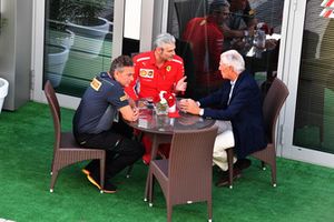 Mario Isola, director deportivo de Pirelli, Maurizio Arrivabene, director del equipo Ferrari y Tronchetti Provera, presidente de Pirelli