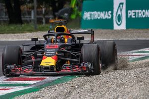 Daniel Ricciardo, Red Bull Racing RB14 envoie du gravier dans les airs