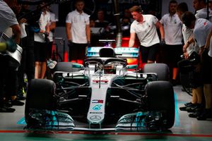 Lewis Hamilton, Mercedes AMG F1 W09 EQ Power+, lascia il garage