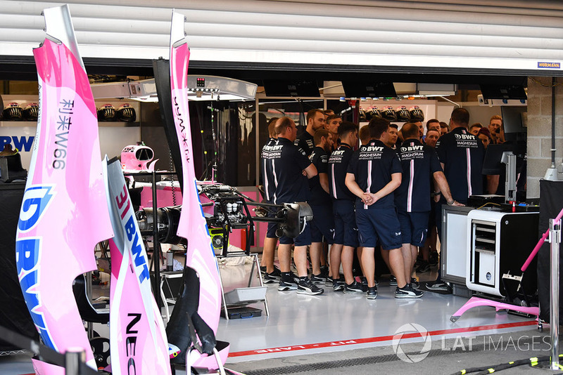 Riunione nel garage Force India F1
