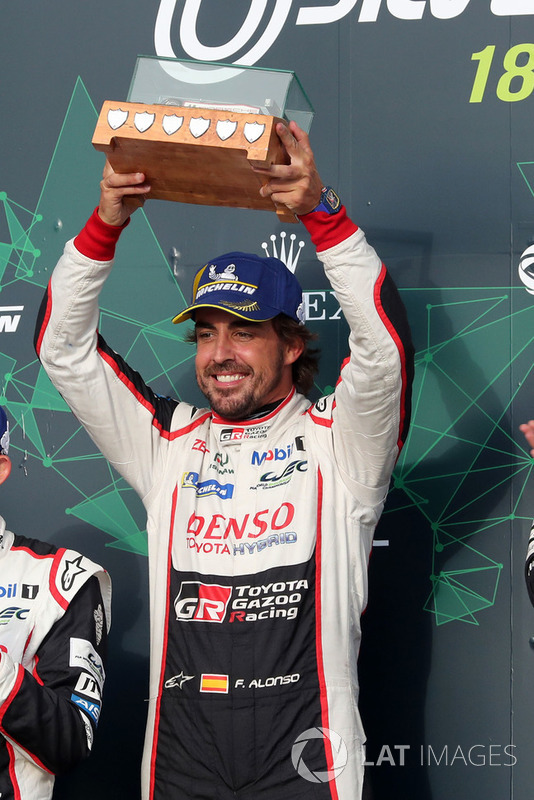 Podio: ganador #8 Toyota Gazoo Racing Toyota TS050: Fernando Alonso 