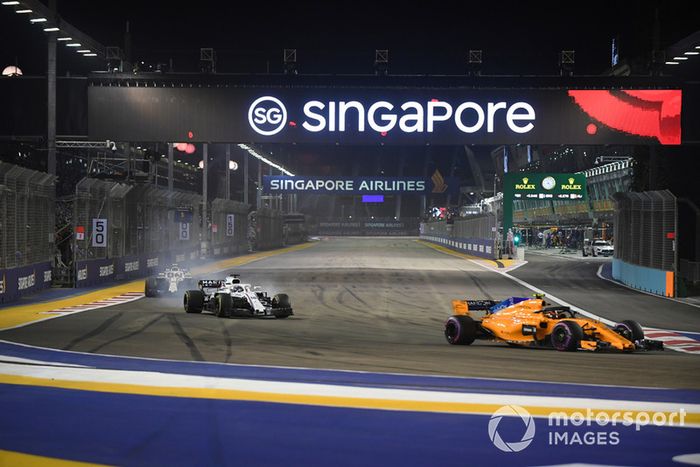 Stoffel Vandoorne, McLaren MCL33, Lance Stroll, Williams FW41 y Sergey Sirotkin, Williams FW41