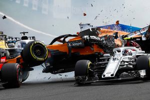 Charles Leclerc, Sauber C37, Fernando Alonso, McLaren MCL33 collide at the start of the race