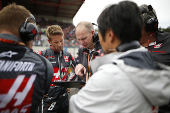 Romain Grosjean, Haas F1 Team, on the grid with engineers