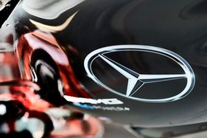 Logo Mercedes su un cofano motore