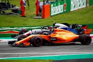 Kevin Magnussen, Haas F1 Team VF-18, e Fernando Alonso, McLaren MCL33, vanno ruota a ruota