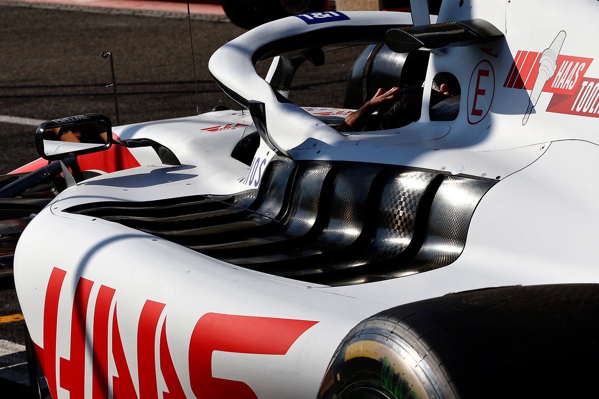 Haas VF-22: Kühlschlitze im Seitenkasten