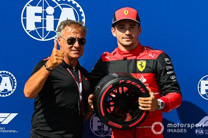 Charles Leclerc, Ferrari, recibe el premio Pirelli Pole Position de manos de Jean Alesi