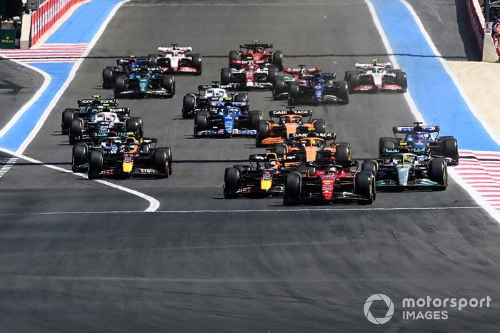 Arrancada: Charles Leclerc, Ferrari F1-75, Max Verstappen, Red Bull Racing RB18, Lewis Hamilton, Mercedes W13, Sergio Pérez, Red Bull Racing RB18, George Russell, Mercedes W13