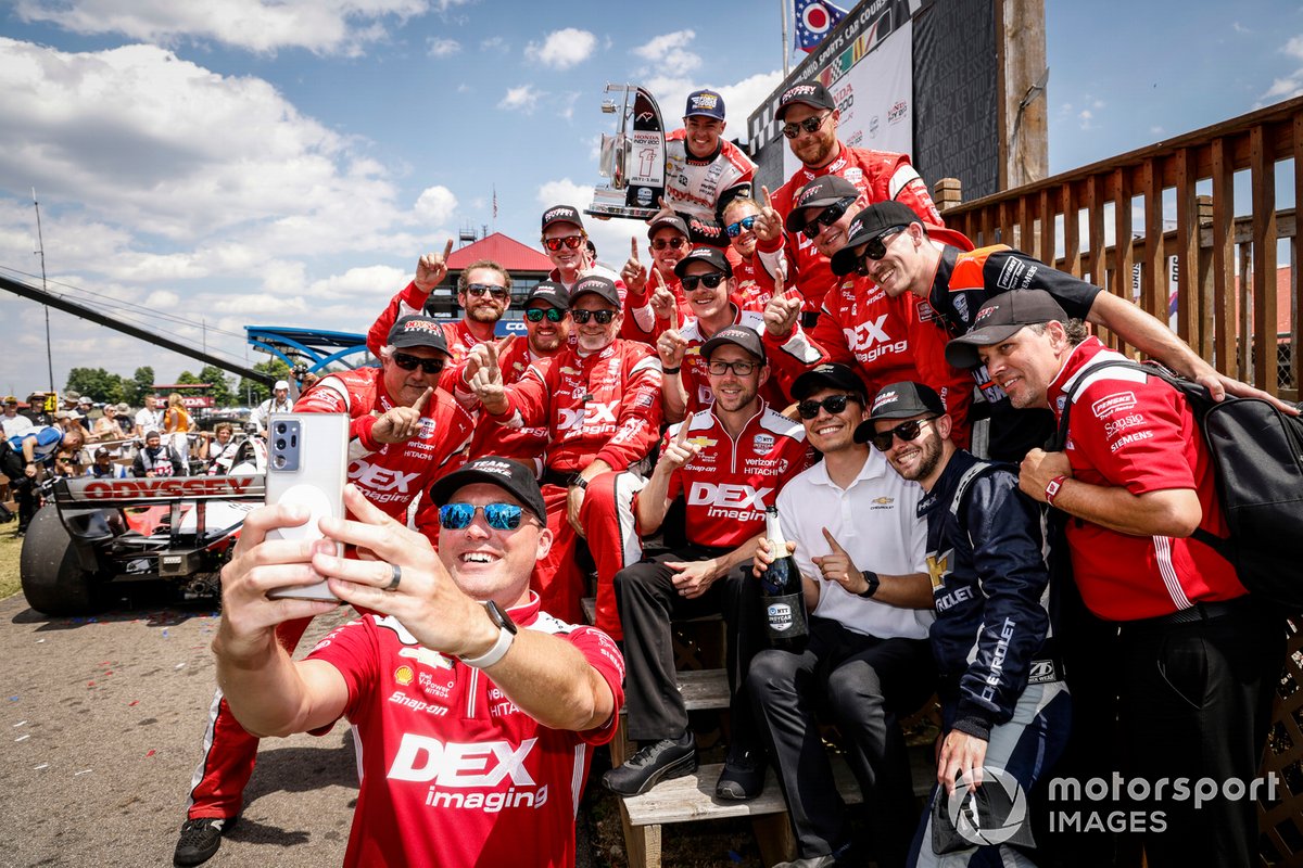 Scott McLaughlin, Team Penske Chevrolet, celebración del equipo en el podio
