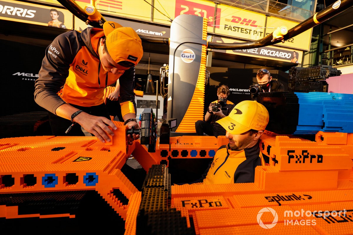 Daniel Ricciardo, McLaren, Lando Norris, McLaren, met een Lego F1 auto