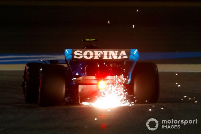 Las chispas salen del coche de Nicholas Latifi, Williams FW44