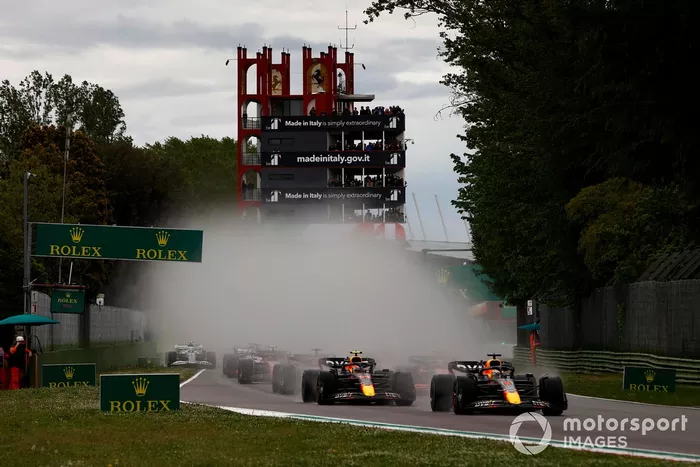 Max Verstappen, Red Bull Racing RB18, Sergio Pérez, Red Bull Racing RB18, Charles Leclerc, Ferrari F1-75, el resto del campo en la vuelta de apertura