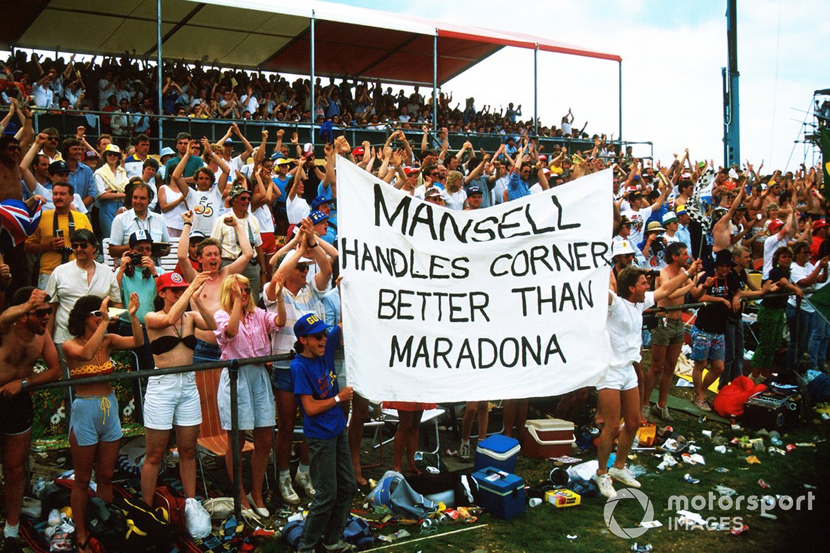 Fans apoyan a Nigel Mansell, Williams con una pancarta comparándolo con Maradona