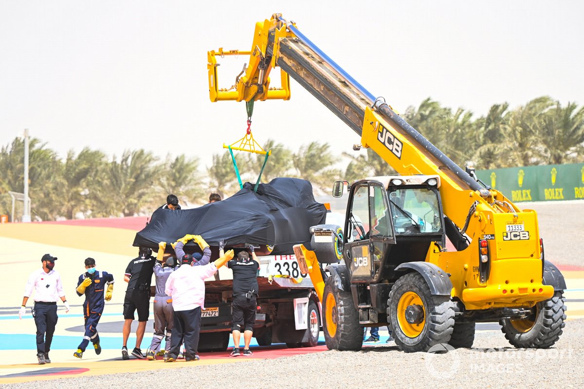 El coche de Lewis Hamilton, el Mercedes W12, durante la bandera roja provocada por el trompo