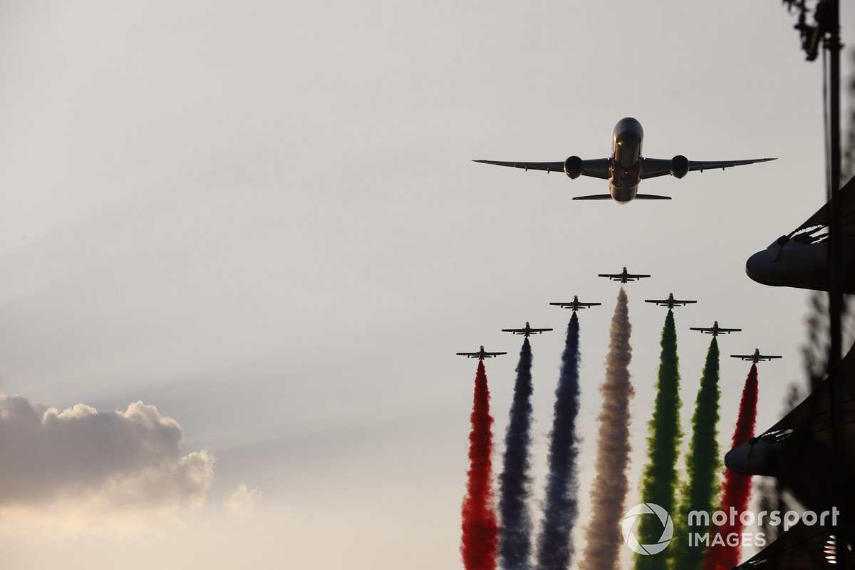 Al Fursan scorta un Boeing 787 Dreamliner di Etihad nel loro Aermacchi MB-339NAT.