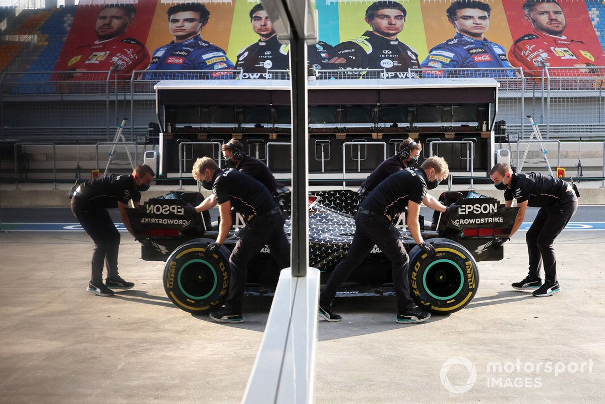 Mecánicos de Mercedes, con el coche de Lewis Hamilton, Mercedes F1 W11