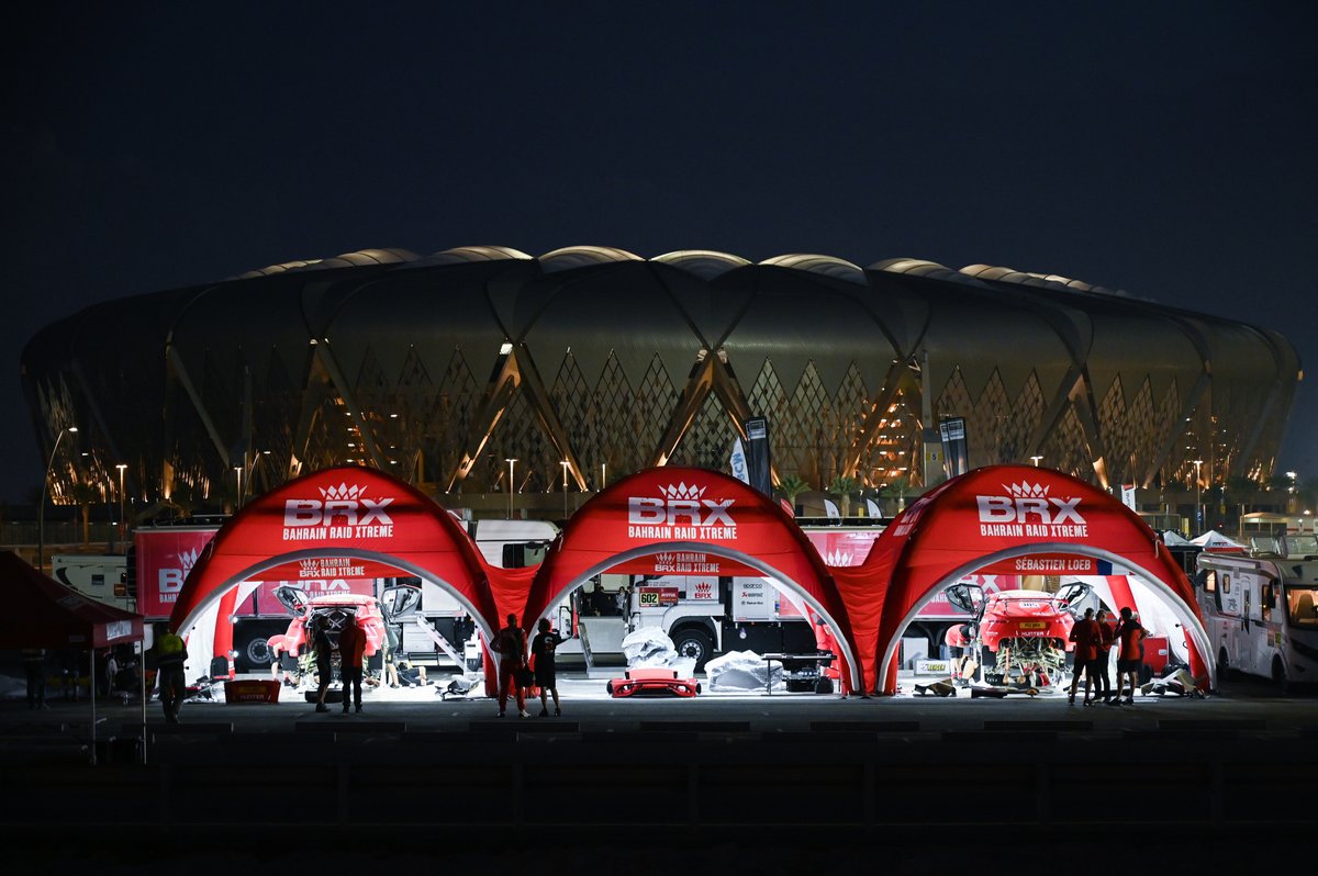 #311 Bahrain Raid Xtreme Hunter: Nani Roma, Alex Winocq, #310 Abu Dhabi Racing Peugeot: Sheikh Khalid Al Qassimi, Xavier Panseri
