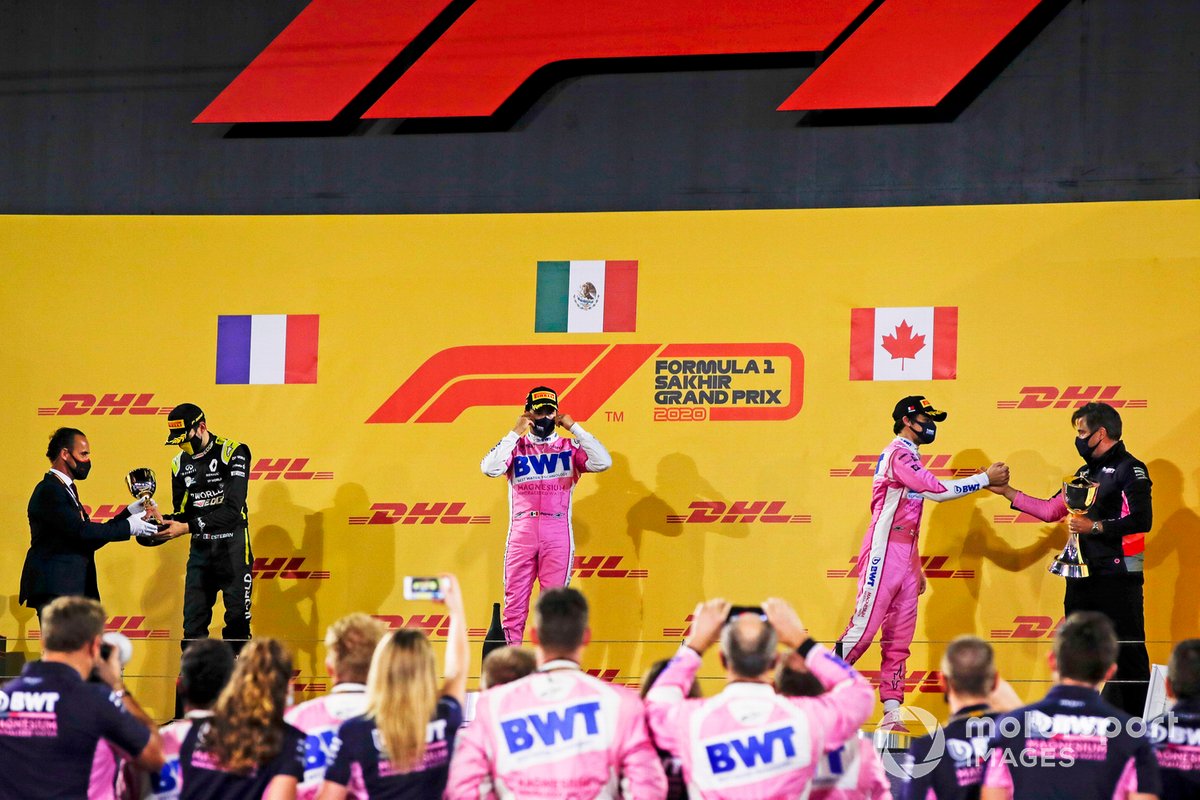 Podio: ganador de la carrera Sergio Pérez, Racing Point, segundo lugar Esteban Ocon, Renault F1, tercer lugar Lance Stroll, Racing Point, y Andy Stevenson, Director Deportivo, Racing Point