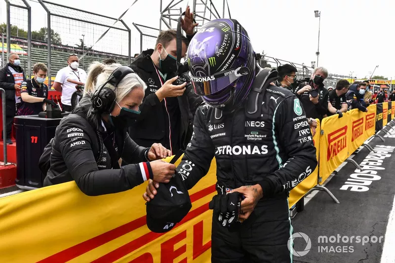 Il Pole man Lewis Hamilton, Mercedes, festeggia con il team la sua 99esima Pole Position