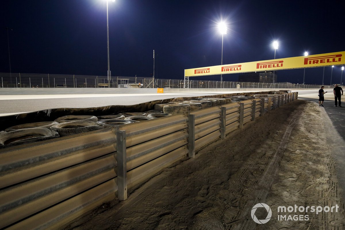 Reparación de la barrera donde Romain Grosjean, Haas F1 tuvo el accidente