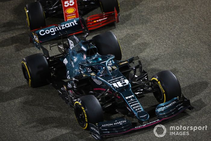 Lance Stroll, Aston Martin AMR21, Carlos Sainz Jr., Ferrari SF21