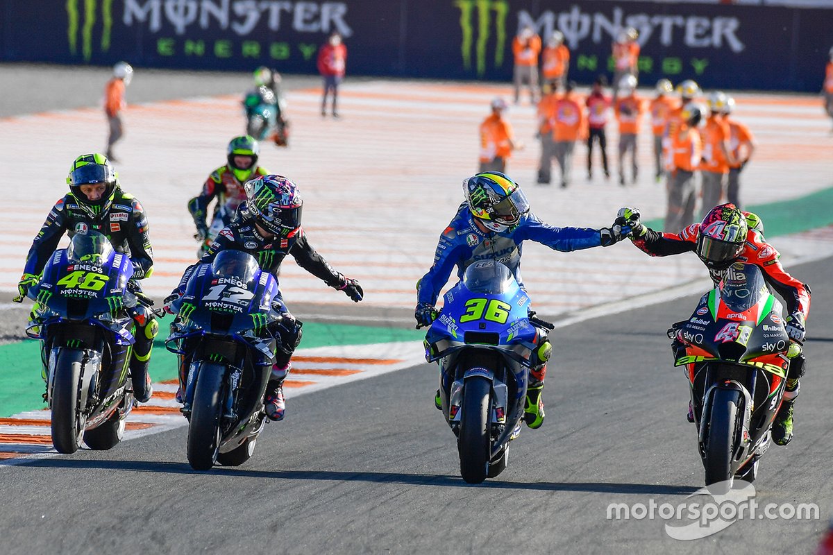 Joan Mir, Team Suzuki MotoGP siendo felicitado por Aleix Espargaro, Aprilia Racing Team Gresini, Maverick Vinales, Yamaha Factory Racing, Valentino Rossi, Yamaha Factory Racing
