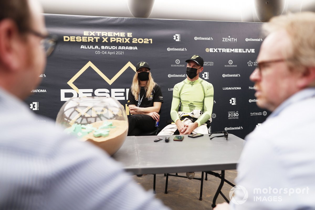 Mikaela Ahlin-Kottulinsky, JBXE Extreme-E Team y Jenson Button, JBXE Extreme-E Team, hablan ante los medios