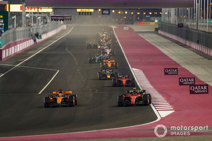 Carlos Sainz, Ferrari SF-23, adelanta a Oscar Piastri, McLaren MCL60