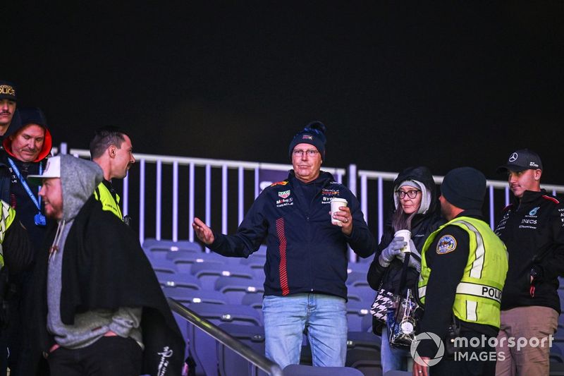 2023: durante el regreso de la Fórmula 1 a Las Vegas, una tapa de alcantarilla suelta provocó el accidente de Carlos Sainz, motivo por el que se retrasan los entrenamientos libres. Al final, las reglas provocaron que la seguridad tuviera que evacuar a los