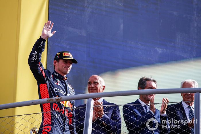 Max Verstappen, Red Bull Racing, 1ª posición, llega al podio