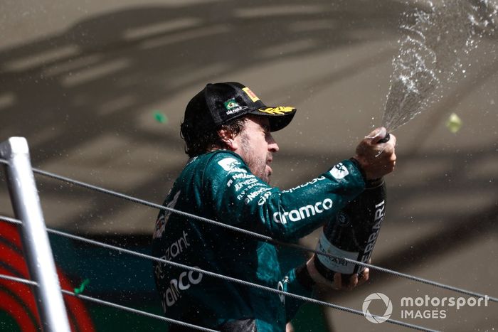 Fernando Alonso, Aston Martin F1 Team, 3ª posición, rocía Champán en el podio