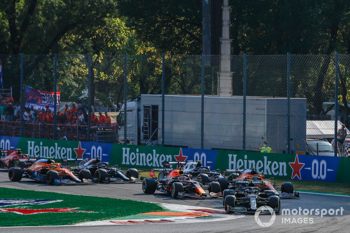 Valtteri Bottas, Mercedes W12, Max Verstappen, Red Bull Racing RB16B, Daniel Ricciardo, McLaren MCL35M, Lando Norris, McLaren MCL35M, Lewis Hamilton, Mercedes W12, Pierre Gasly, AlphaTauri AT02 al inicio