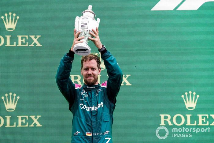 Podio: segundo lugar Sebastian Vettel, Aston Martin