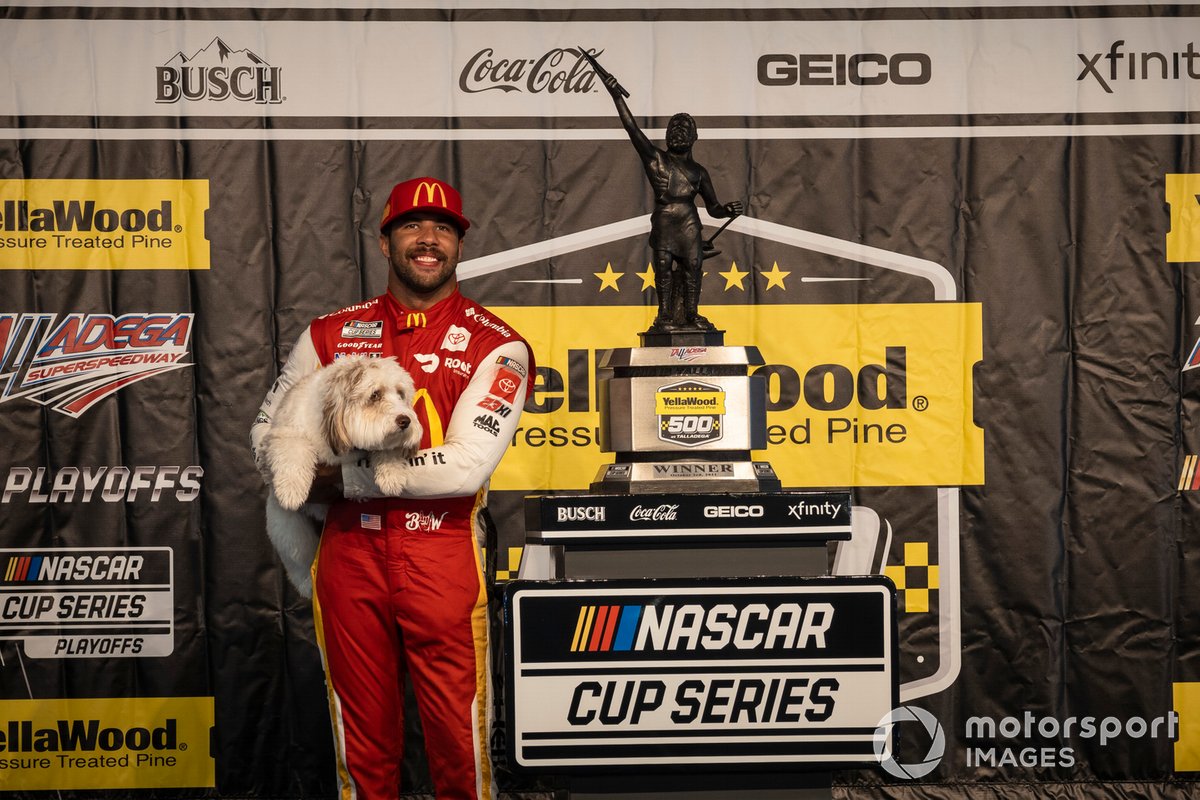 El ganador de la carrera Bubba Wallace, 23XI Racing, Toyota Camry McDonald's celebra en el carril de la victoria