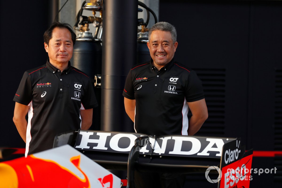 Toyoharu Tanabe, F1 Technical Director, Honda, and Masashi Yamamoto, General Manager, Honda Motorsport, with the car of Max Verstappen, Red Bull Racing RB16B