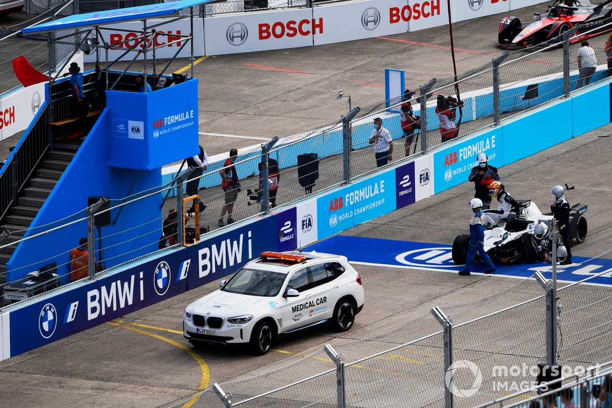 Los comisarios de pista asisten a Edoardo Mortara, Venturi Racing, Silver Arrow 02, tras un choque en la línea de salida con Mitch Evans, Jaguar Racing, Jaguar I-TYPE 5